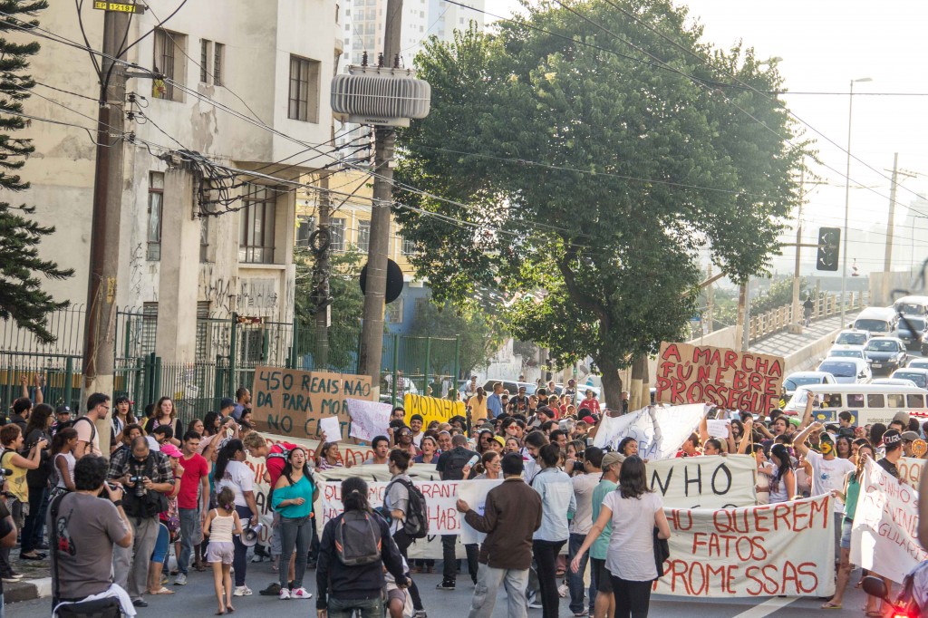 Momento em que a Manifestação atingia a Avenida Rio Branco, em direção da Prefeitura.