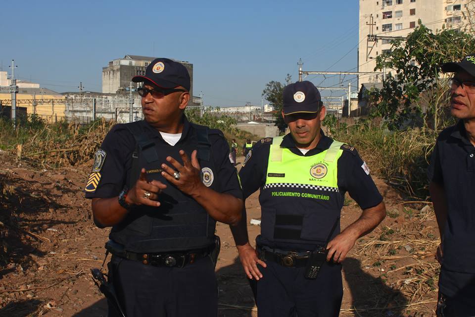 Guardas Civis entram na favela em 9 de setembro para impedir que moradores ocupem o terreno que antes estava isolado pelo muro de Kassab. Com a ação registrada pelas câmeras dos moradores, os oficiais recuam. Foto/Movimento Moinho Vivo