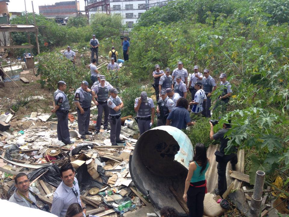 Cerca de 30 PMs aparecem na favela para impedir a derrubada do muro, mas precisam recuar diante do laudo dos bombeiros recomendando a abertura da rota de fuga. Foto/Associação Moinho Vivo