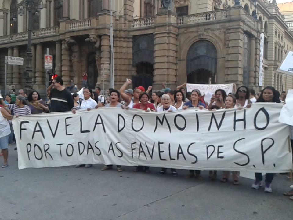 Moradores do Moinho em marcha pelas ruas do centro da cidade no primeiro grande ato da comunidade. Foto/Associação Moinho Vivo