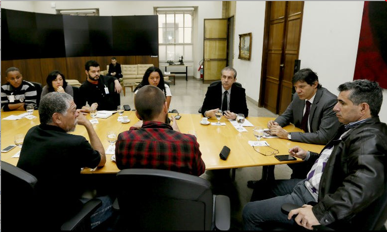 Moradores do Moinho em reunião com Fernando Haddad. À direita do prefeito, o Secretário Municipal de Habitação, José Floriano; à esquerda, o Secretário de Relações Governamentais, João Antonio da Silva Filho. Foto/Associação Moinho Vivo