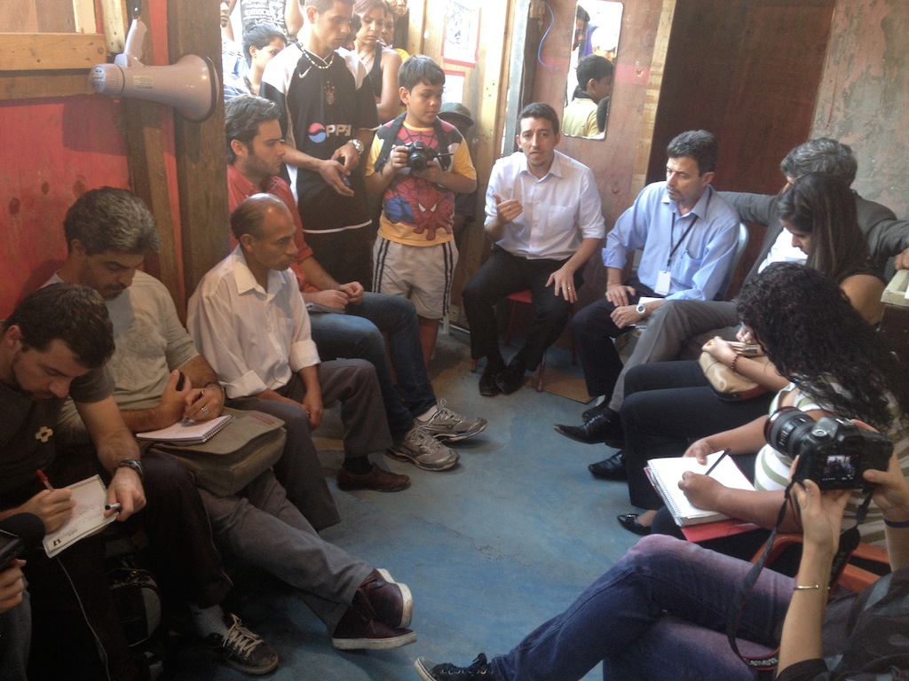 Grupo de trabalho reunido em 5 de agosto na Casa Pública construída dentro da comunidade. Foto/Movimento Moinho Vivo
