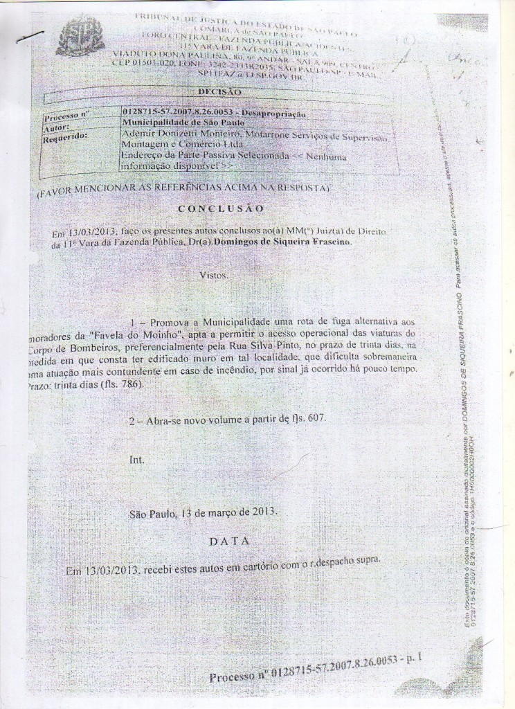 Em 13/3/2013, o juiz Domingos de Siqueira Frascino determina que o poder público abra rota de fuga na Favela do Moinho em até um mês