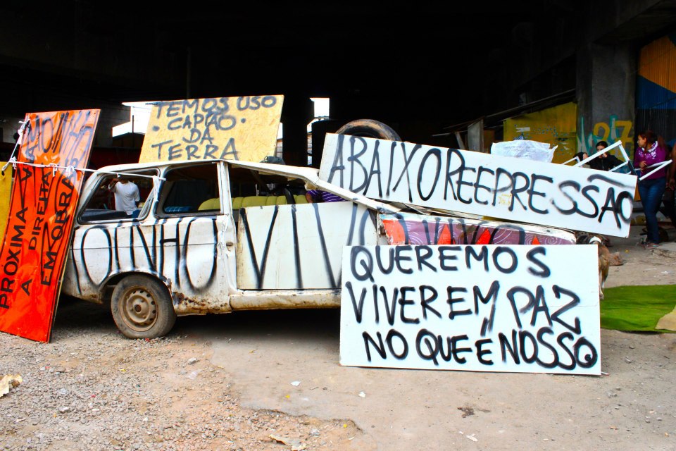 À entrada da Favela do Moinho, o recado da comunidade aos gestores públicos. Foto/Associação Moinho Vivo
