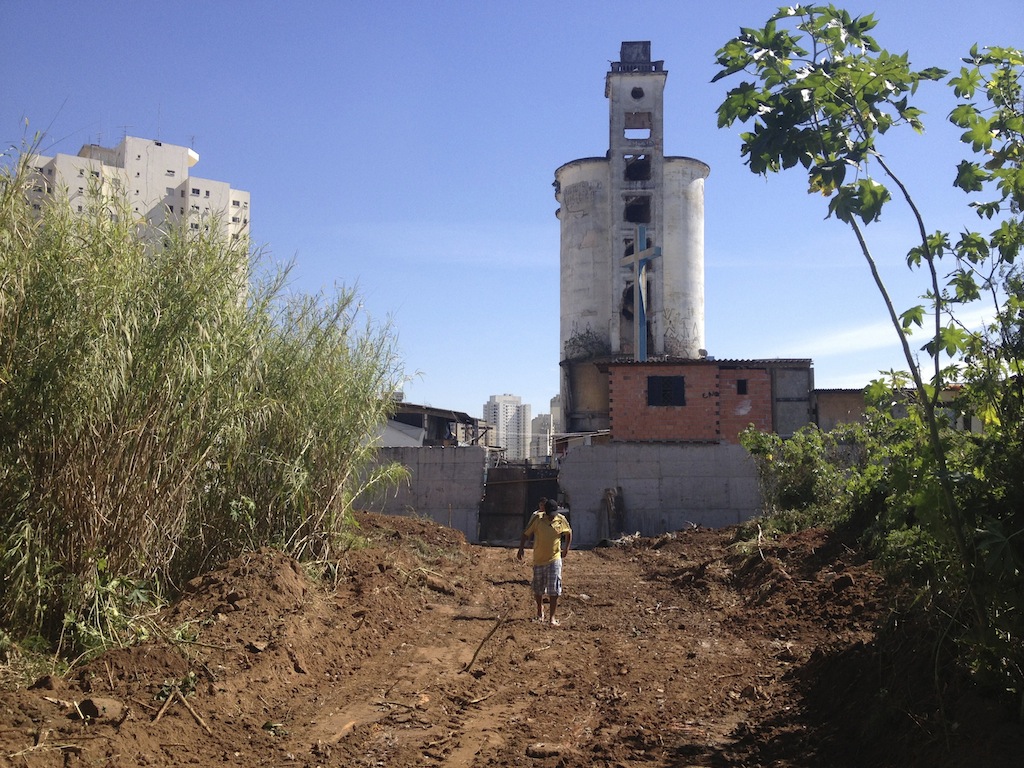 Rota de fuga: empreiteira contratada pela prefeitura abre pequena faixa de área livre entre entulho e mato. Foto/Movimento Moinho Vivo