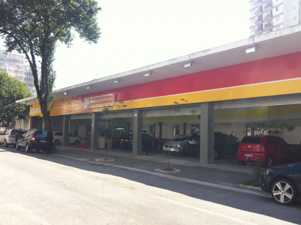 Centro automotivo de Fábio Minoru, na rua Rocha, Bela Vista